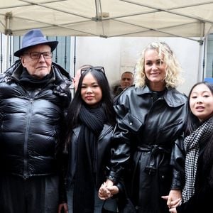 Jean-Claude Camus, Laeticia Hallyday, ses filles Joy et Jade lors de l'inauguration d'une plaque commémorative en hommage à Johnny Hallyday devant l'immeuble où le chanteur français a grandi dans le 9ème arrondissement de Paris, France, le 22 décembre 2023. © Dominique Jacovides/Bestimage