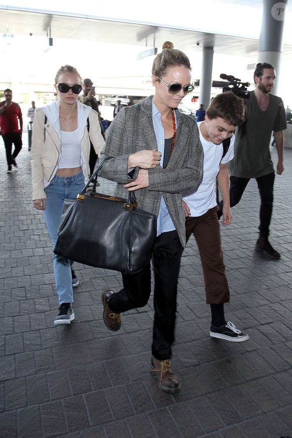 Vanessa Paradis arrive avec ses enfants Lily-Rose Depp et Jack Depp à l'aéroport de LAX à Los Angeles. Lily-Rose Depp est accompagnée de son petit ami Ash Stymest.  Le 21 mars 2016