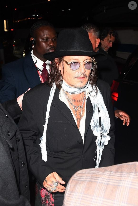 New York, NY - Johnny Depp salue les fans à son arrivée au City Winery, après une apparition inattendue au "People Have the Power : A Celebration of Patti Smith" au Carnegie Hall.
Backgrid USA / Bestimage