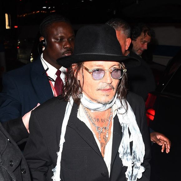 New York, NY - Johnny Depp salue les fans à son arrivée au City Winery, après une apparition inattendue au "People Have the Power : A Celebration of Patti Smith" au Carnegie Hall.
Backgrid USA / Bestimage