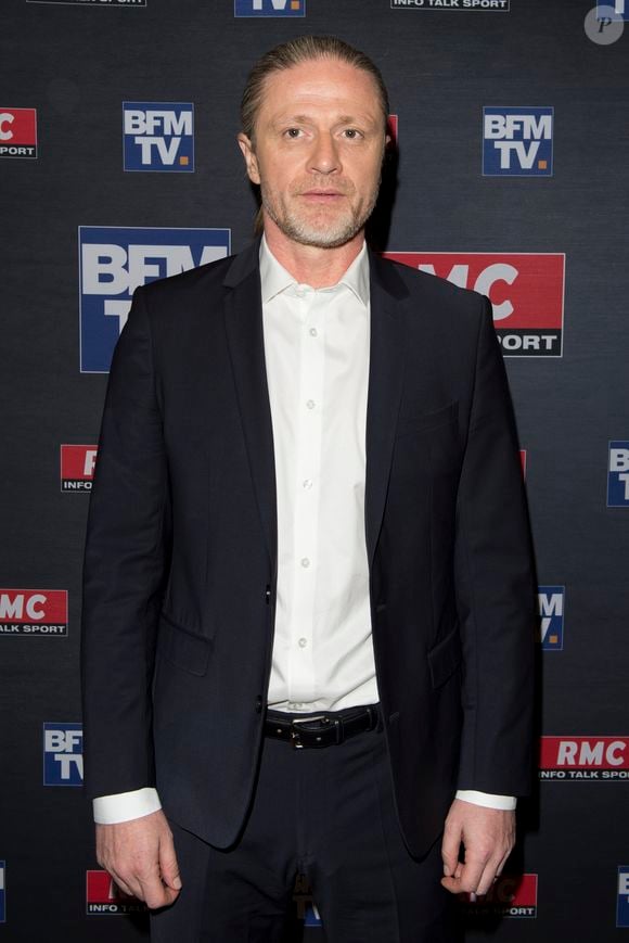 “J’ai refusé de regarder le cercueil. J’ai tourné le dos à mon frère. Je ne voulais pas avoir ça en mémoire”, confie-t-il sur l’enterrement

Emmanuel Petit - Conférence de presse pour la présentation de la "Dream Team" RMC et BFMTV pour la Coupe du monde de football 2018 en Russie (du 14 juin au 15 juillet) au Pavillon Wagram à Paris, France, le 11 avril 2018. © Pierre Perusseau/Bestimage