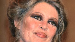 Pour son repos éternel, Brigitte Bardot porte une tenue symbolique, son mari Bernard d'Ormale a ajouté un accessoire particulier