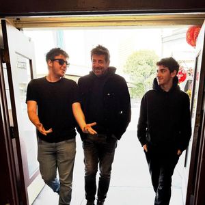 Leon Bruel, le fils de Patrick Bruel, suit les traces de son père, et s'est lancé dans la musique !

Patrick Bruel avec ses fils Léon et Oscar. Photo publiée par le chanteur