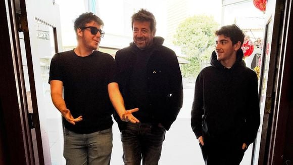 “Je n’ai pas d’argent, désolé” : Léon, le fils de Patrick Bruel, veut faire connaître sa nouvelle chanson et fait face à un refus