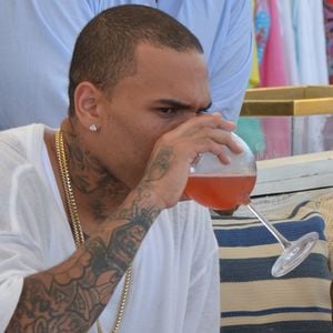 Chris Brown profite avec des amis de ses vacances sur la plage de Bagatelle à Saint-Tropez, le 30 juillet 2014.

Photo : FITOUSSI-JACOVIDES-MOREAU/BESTIMAGE