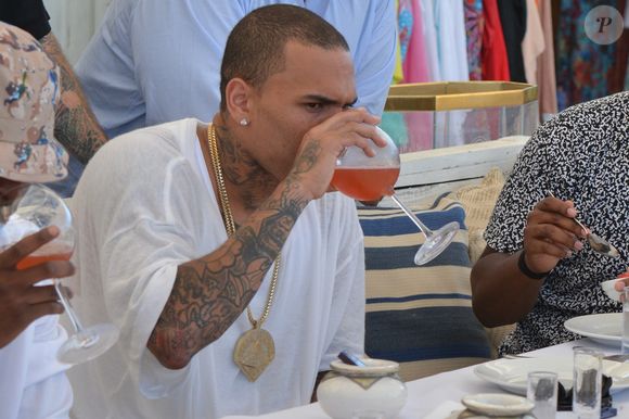 Chris Brown profite avec des amis de ses vacances sur la plage de Bagatelle à Saint-Tropez, le 30 juillet 2014.

Photo : FITOUSSI-JACOVIDES-MOREAU/BESTIMAGE
