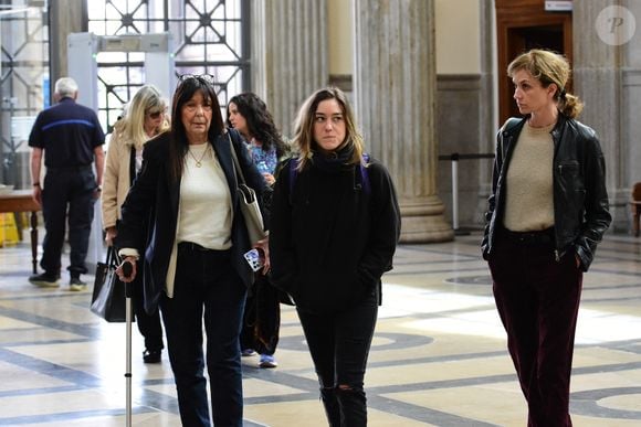 Marie Berry (soeur de Richard Berry), Joséphine Berry (fille de Richard Berry), Pascale Louange (femme de Richard Berry) - Arrivées au procès en diffamation de Coline Berry envers Jeane Manson au tribunal de Lyon. Le 7 mai 2024

Agence / Bestimage