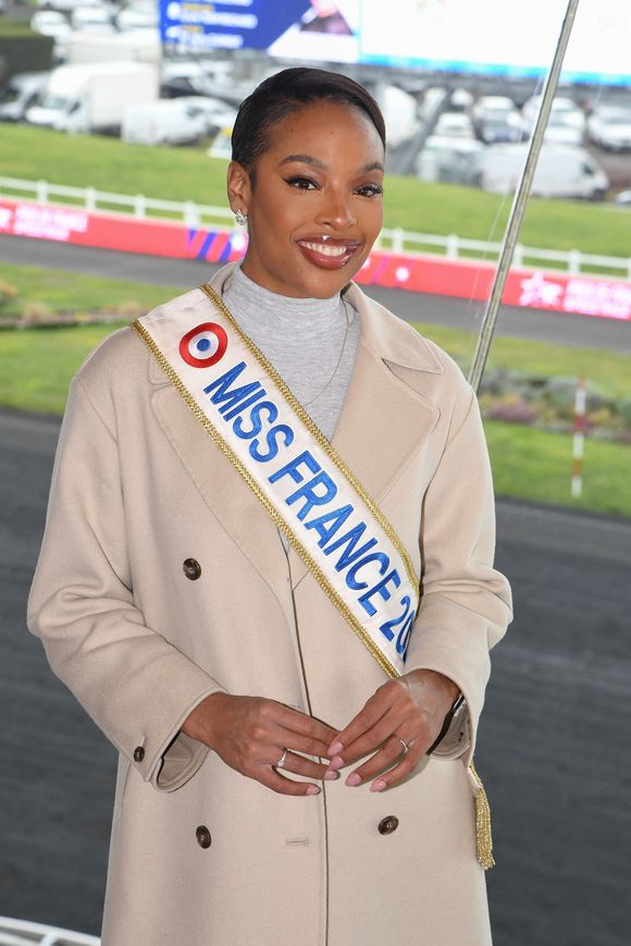Angélique Angarni-Filopon, Miss France 2025 présente à l'Hippodrome Paris Vincennes pour remettre au vainqueur le Prix de France, Vincennes, le 26 janvier 2025. LIONEL URMAN / BESTIMAGE