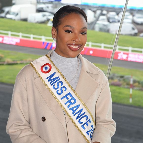Angélique Angarni-Filopon, Miss France 2025 présente à l'Hippodrome Paris Vincennes pour remettre au vainqueur le Prix de France, Vincennes, le 26 janvier 2025. LIONEL URMAN / BESTIMAGE