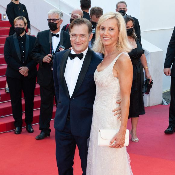 Laurence Ferrari et Renaud Capuçon sur le tapis rouge, lors de la projection du film "Benedetta" qui s’est tenue au Palais des Festivals de Cannes, en France, le 9 juillet 2021 dans le cadre du 74e Festival de Cannes. Photo de Nicolas Genin/Abaca