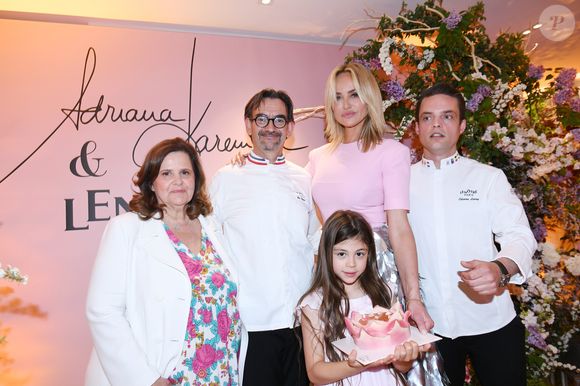 Nathalie Bellon-Szabo (directrice générale Monde de Sodexo et Lenôtre), le chef Guy Krenzer, Adriana Karembeu et sa fille Nina, le chef Etienne Leroy - A l'occasion de la fête des Mères, Adriana Karembeu et Lenôtre s'associent pour créer l'entremets "Nina" au Pré Catelan à Paris le 29 avril 2025. © Rachid Bellak/Bestimage