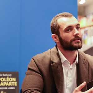 Exclusif - Louis Sarkozy en séances de dédicaces pour son livre "Napoléon Bonaparte - L'empire des livres" (Éditions Passés composés) à la librairie Lamartine à Paris.
© Sébastien Valente/Bestimage