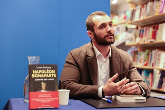 Exclusif - Louis Sarkozy en séances de dédicaces pour son livre "Napoléon Bonaparte - L'empire des livres" (Éditions Passés composés) à la librairie Lamartine à Paris.
© Sébastien Valente/Bestimage