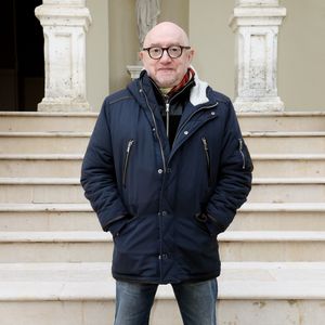 Sur le tournage, son comportement laissait à désirer : “Je ne sais pas ce qu'il avait. Il ne devait pas être dans son assiette pendant le tournage" a-t-il indiqué sur Europe 1

L'acteur et réalisateur Michel Blanc pose pour le Film "Docteur" lors du 28ème Festival du film de Sarlat, le 14 Novembre 2019 à Sarlat. Patrick Bernard/ Bestimage