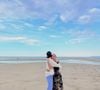 Le jeune homme promet de faire vivre les enseignements de sa mère et de mener une vie dont elle aurait été fière.

18/08/2026 - Carlo Agostinelli a publié des clichés de sa mère Mathilde Favier sur Instagram.