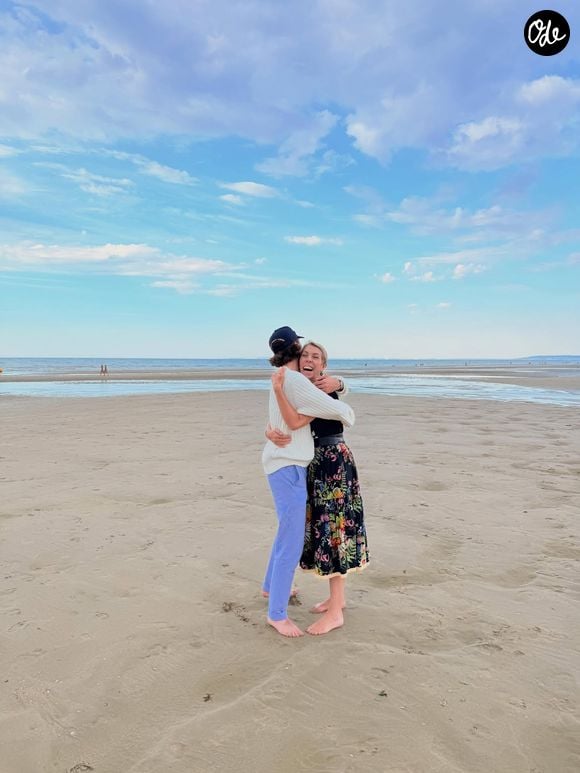 Le jeune homme promet de faire vivre les enseignements de sa mère et de mener une vie dont elle aurait été fière.

18/08/2026 - Carlo Agostinelli a publié des clichés de sa mère Mathilde Favier sur Instagram.