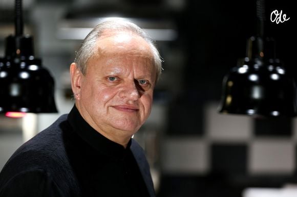 Le grand chef Français Joël Robuchon pose en Novembre 2014 le jour de l'ouverture de son palace cinq étoiles, l'hôtel et le restaurant "La grande maison" dans le centre ville de Bordeaux. © Patrick Bernard-Quentin Salinier/ Bestimage