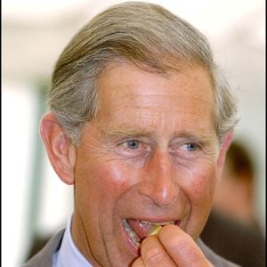 "En hiver, ma mère, la reine Camilla, mange tous les jours du porridge, nature, avec un peu de son propre miel", fait savoir son fils. 

Charles et Camilla aux Pays de Galles