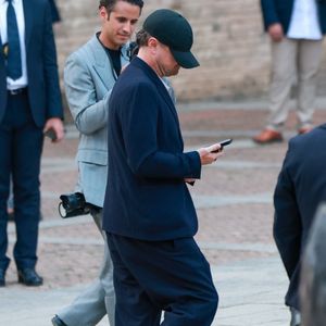 Venise, Italie -  Leonardo DiCaprio arrive avec Vittoria Ceretti au mariage de Jeff Bezos le 26 juin 2025.

Photo : Backgrid USA / Bestimage