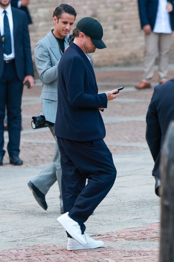 Venise, Italie -  Leonardo DiCaprio arrive avec Vittoria Ceretti au mariage de Jeff Bezos le 26 juin 2025.

Photo : Backgrid USA / Bestimage