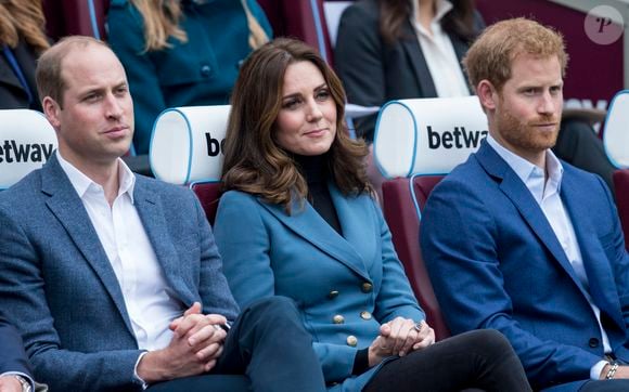 Les tensions au sein de la famille royale vont-elles finir par s'apaiser ?

Le prince William, duc de Cambridge, Catherine (Kate) Middleton, duchesse de Cambridge, et le prince Harry assistent à la cérémonie de remise de diplômes des apprentis Coach Core au London Stadium. Londres, le 18 octobre 2017. © AGENCE / BESTIMAGE