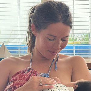 Cinq mois après avoir donné naissance à son troisième enfant, Émilie Broussouloux profite pleinement de sa vie de maman...

Instagram d'Emilie Broussouloux en famille avec sa petite dernière : Nicole.