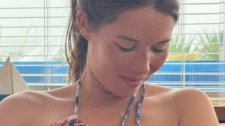 Cinq mois après son accouchement et à quelques jours de son arrivée sur BFMTV, Emilie Broussouloux, dévoile les clichés de sa petite dernière avec Thomas Hollande