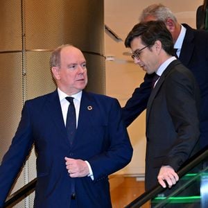Le prince Albert II de Monaco et Luis Vassy - Le prince Albert II de Monaco a participé à la séance d'ouverture du Medmun 2025 (Mediterranean Model United Nations) au Grimaldi Forum à Monaco, le 4 avril 2025, accompagné par Luis Vassy, le directeur de Science Po Paris, Eléonore Blanchet, la secrétaire générale du MEDMUN 2025, et Nasser Kamel, le secrétaire général de l'union pour la Méditerranée. 
Cet événement permet la simulation d'une conférence des Nations Unies (MUN). Un genre de jeu de rôle, très prisé des écoles en science politique, qui permet de se familiariser avec le fonctionnement des organisations internationales et de développer ses connaissance dans le domaine de l'actualité. C'est une conférence annuelle qui rassemble 500 étudiants pour trois jours d'immersion dans le monde de la diplomatie. Au cours de cet événement, des lycéens du monde entier simulent les débats de l'ONU en représentant la délégation d'un pays dans plusieurs organes de l'ONU. L'objectif est de comprendre comment fonctionnent les discussions diplomatiques et de trouver des solutions aux problèmes mondiaux. © Bruno Bebert/Bestimage