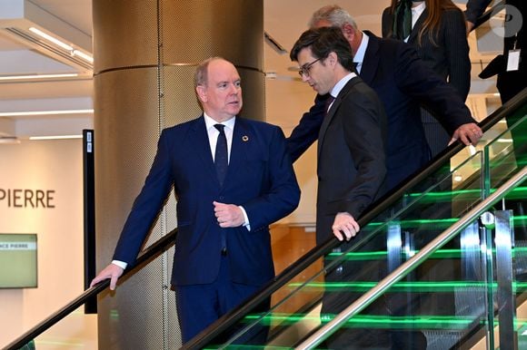 Le prince Albert II de Monaco et Luis Vassy - Le prince Albert II de Monaco a participé à la séance d'ouverture du Medmun 2025 (Mediterranean Model United Nations) au Grimaldi Forum à Monaco, le 4 avril 2025, accompagné par Luis Vassy, le directeur de Science Po Paris, Eléonore Blanchet, la secrétaire générale du MEDMUN 2025, et Nasser Kamel, le secrétaire général de l'union pour la Méditerranée. 
Cet événement permet la simulation d'une conférence des Nations Unies (MUN). Un genre de jeu de rôle, très prisé des écoles en science politique, qui permet de se familiariser avec le fonctionnement des organisations internationales et de développer ses connaissance dans le domaine de l'actualité. C'est une conférence annuelle qui rassemble 500 étudiants pour trois jours d'immersion dans le monde de la diplomatie. Au cours de cet événement, des lycéens du monde entier simulent les débats de l'ONU en représentant la délégation d'un pays dans plusieurs organes de l'ONU. L'objectif est de comprendre comment fonctionnent les discussions diplomatiques et de trouver des solutions aux problèmes mondiaux. © Bruno Bebert/Bestimage