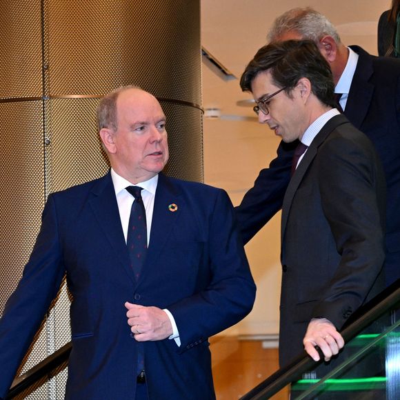 Le prince Albert II de Monaco et Luis Vassy - Le prince Albert II de Monaco a participé à la séance d'ouverture du Medmun 2025 (Mediterranean Model United Nations) au Grimaldi Forum à Monaco, le 4 avril 2025, accompagné par Luis Vassy, le directeur de Science Po Paris, Eléonore Blanchet, la secrétaire générale du MEDMUN 2025, et Nasser Kamel, le secrétaire général de l'union pour la Méditerranée. 
Cet événement permet la simulation d'une conférence des Nations Unies (MUN). Un genre de jeu de rôle, très prisé des écoles en science politique, qui permet de se familiariser avec le fonctionnement des organisations internationales et de développer ses connaissance dans le domaine de l'actualité. C'est une conférence annuelle qui rassemble 500 étudiants pour trois jours d'immersion dans le monde de la diplomatie. Au cours de cet événement, des lycéens du monde entier simulent les débats de l'ONU en représentant la délégation d'un pays dans plusieurs organes de l'ONU. L'objectif est de comprendre comment fonctionnent les discussions diplomatiques et de trouver des solutions aux problèmes mondiaux. © Bruno Bebert/Bestimage