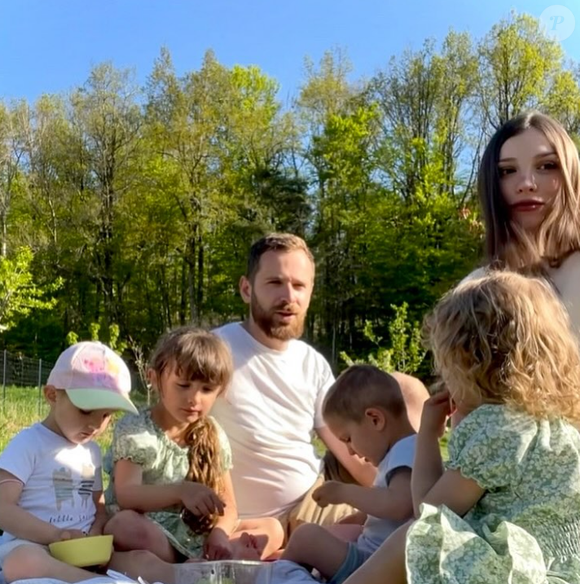 Axelle et Florian Perronnet (Familles nombreuses) parents de cinq enfants.