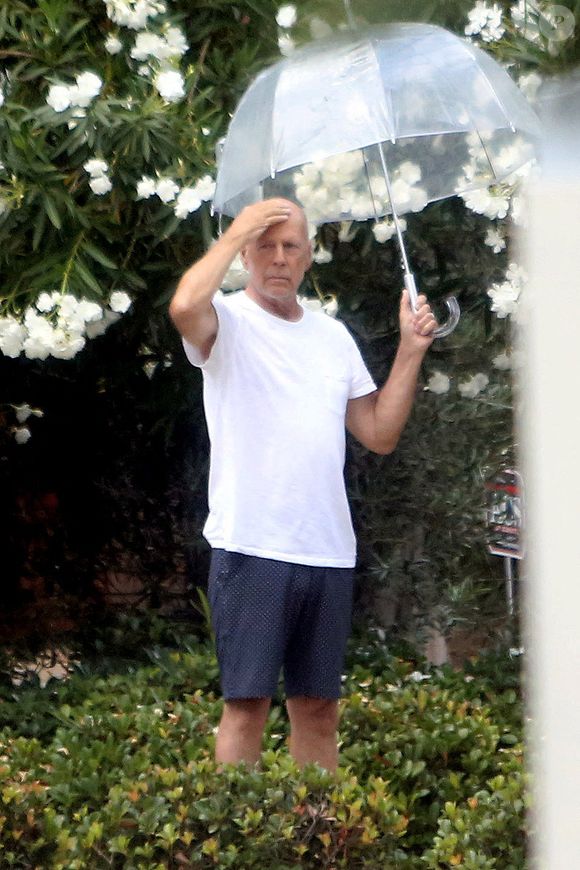 Bruce Willis se protège de la canicule avec un parapluie transparent à Los Angeles le 9 septembre 2022.
©The ImageDirect / Bestimage