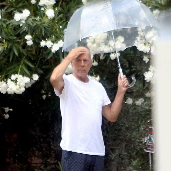 Bruce Willis se protège de la canicule avec un parapluie transparent à Los Angeles le 9 septembre 2022.
©The ImageDirect / Bestimage