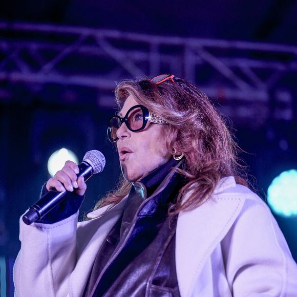 Julie Pietri à l'occasion de la 12ème édition du festival solidaire Soupe en Scène, mené par le chef Fabrice Bonnot au profit de l'association Notre Dame des Sans Abri sur la place de la République à Lyon, France, le 29 novembre 20224. © PsNewZ/Bestimage