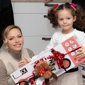 Le prince Albert II de Monaco et la princesse Charlène de Monaco assistent au spectacle de Noël à la crèche de la Croix-Rouge Rosine Sanmori et participent à la traditionnelle distribution de cadeaux de Noël à Monaco. Photo par Olivier Huitel / Pool Monaco / Bestimage