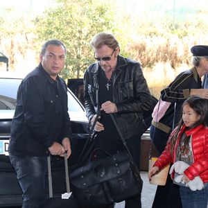 Exclusif - La famille Hallyday arrive à l'aéroport de Roissy pour prendre un vol pour aller passer leurs vacances en Thaïlande avec des amis. Le 19 décembre 2015. © Agence / Bestimage