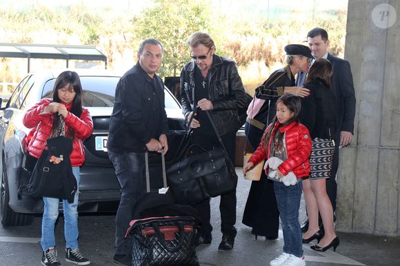 Exclusif - La famille Hallyday arrive à l'aéroport de Roissy pour prendre un vol pour aller passer leurs vacances en Thaïlande avec des amis. Le 19 décembre 2015. © Agence / Bestimage