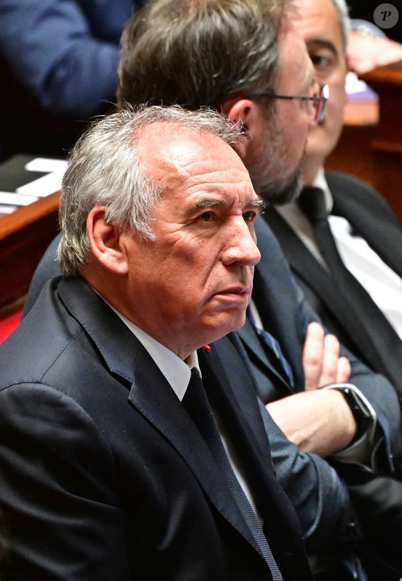 “Lartiguet me saisit tout d’un coup par les cheveux, il me traîne au sol sur plusieurs mètres et me roue de coups de poing, de coups de pied sur tout le corps”, dénonce-t-elle

Le Premier ministre François Bayrou  lors d'une séance de questions au gouvernement à l'Assemblée nationale à Paris, France, le 8 avril 2025. © Christian Liewig / Bestimage