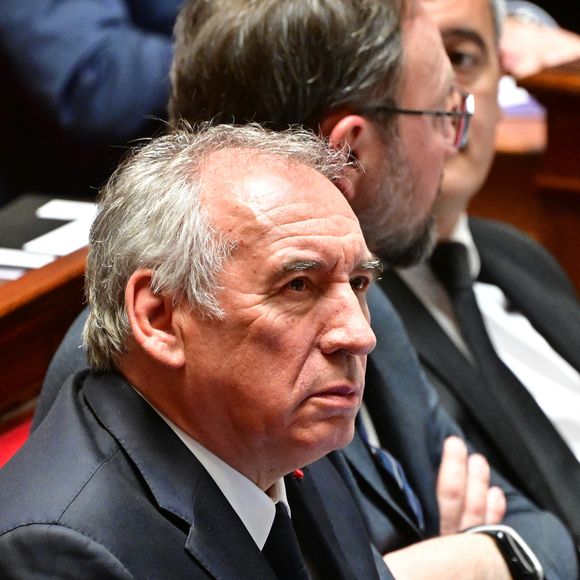 “Lartiguet me saisit tout d’un coup par les cheveux, il me traîne au sol sur plusieurs mètres et me roue de coups de poing, de coups de pied sur tout le corps”, dénonce-t-elle

Le Premier ministre François Bayrou  lors d'une séance de questions au gouvernement à l'Assemblée nationale à Paris, France, le 8 avril 2025. © Christian Liewig / Bestimage