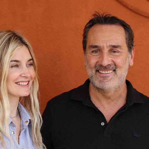 Gilles Lellouche, sa compagne Alizée Guinochet - Célébrités au village lors des Internationaux de France de tennis de Roland Garros 2024 à Paris le 9 juin 2024. JACOVIDES-MOREAU / BESTIMAGE