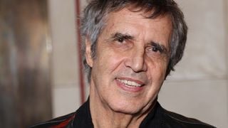 “Je ne suis pas le grand-père idéal” : Julien Clerc évoque ses liens avec sa famille