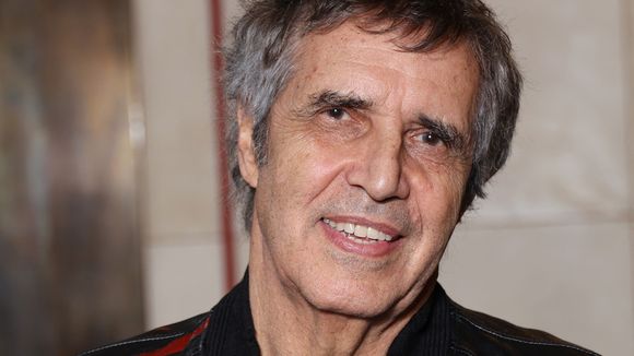 “Je ne suis pas le grand-père idéal” : Julien Clerc évoque ses liens avec sa famille
