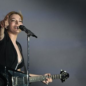 Santa, chanteuse, autrice, compositrice et productrice niçoise, en concert sur la scène Masséna durant la dernière soirée du Nice Jazz Fest 2025, le 27 juillet 2025. © Bruno Bebert/Bestimage