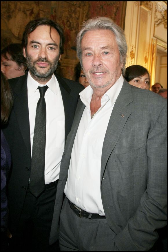 Exclusif - Alain Delon et Anthony Delon - Cyril Viguier élevé au rang de chevalier de l'ordre du mérite à Matignon le 3 juin 2009 OLIVIER BORDE / BESTIMAGE