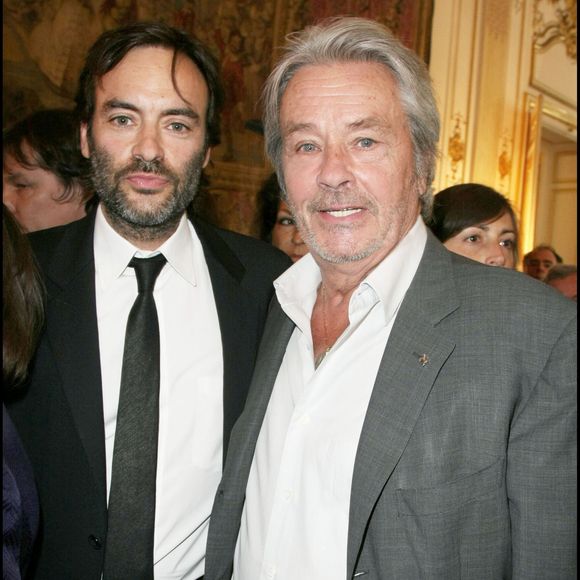 Exclusif - Alain Delon et Anthony Delon - Cyril Viguier élevé au rang de chevalier de l'ordre du mérite à Matignon le 3 juin 2009 OLIVIER BORDE / BESTIMAGE