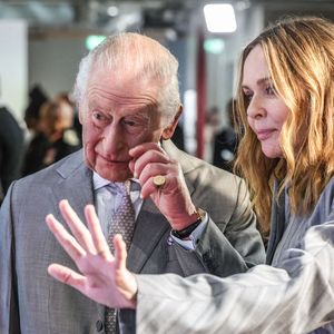 Le roi Charles III d'Angleterre, accompagné de Stella McCartney, visite une exposition célébrant l'innovation britannique durable lors de la Fashion Week à Londres, quelques heures après l'arrestation de son frère, A.Mountbatten-Windsor, le 19 février 2026.
PA Photo/ Bestimage
