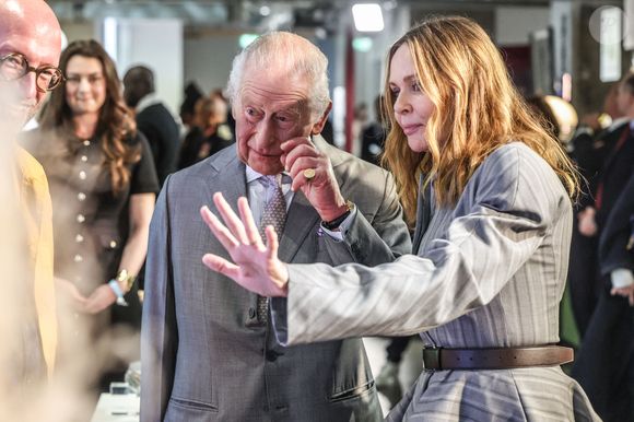 Le roi Charles III d'Angleterre, accompagné de Stella McCartney, visite une exposition célébrant l'innovation britannique durable lors de la Fashion Week à Londres, quelques heures après l'arrestation de son frère, A.Mountbatten-Windsor, le 19 février 2026.
PA Photo/ Bestimage