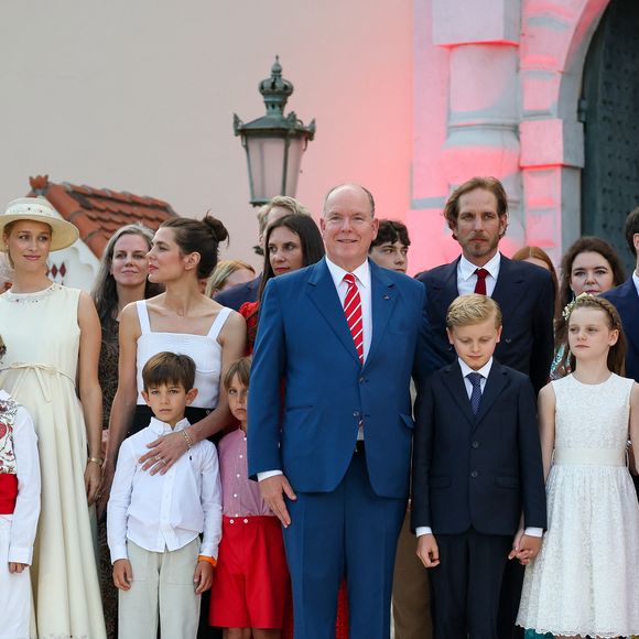 Sur l'estrade, elle est apparue protectrice

Ben Sylvester Strautmann, Princesse Alexandra de Hanovre, Francesco Carlo Albert Casiraghi, Beatrice Borromeo, Charlotte Casiraghi, Balthazar Casiraghi-Rassam, Tatiana Santo Domingo, Maximilian Casiraghi, Prince Albert II de Monaco, Princesse Gabriella de Monaco, Princesse Charlène de Monaco, Prince Jacques de Monaco, Andrea Casiraghi, Louis Ducruet, Marie Ducruet