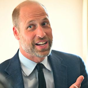 Le prince William aide un locataire à transporter des meubles dans son nouvel appartement lors d'une visite à l'association de logement social Langstane, à Aberdeen le 30 juin 2026.
Andy Buchanan/WPA-Pool/Julien Burton/ Bestimage