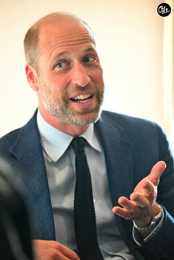 Le prince William aide un locataire à transporter des meubles dans son nouvel appartement lors d'une visite à l'association de logement social Langstane, à Aberdeen le 30 juin 2026.
Andy Buchanan/WPA-Pool/Julien Burton/ Bestimage